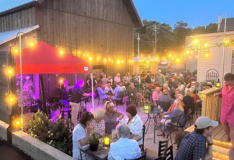 The Stagecoach Inn Bed & Breakfast And Five20 Social Stop