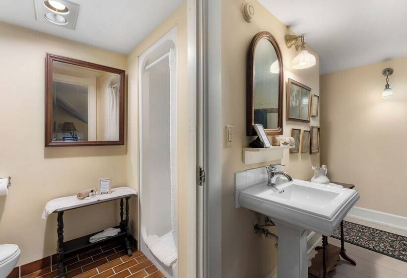 The Stagecoach Inn Bed & Breakfast And Five20 Social Stop