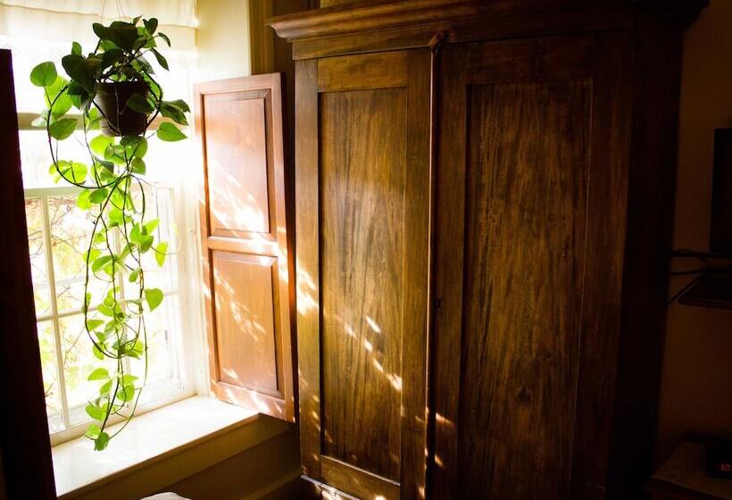 The Stagecoach Inn Bed & Breakfast And Five20 Social Stop