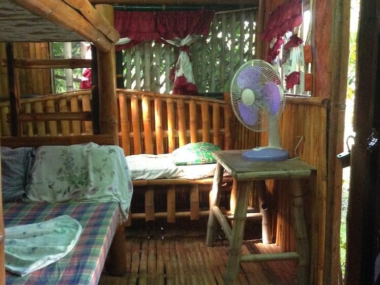 Treasure Isle Guesthouse   Hostel