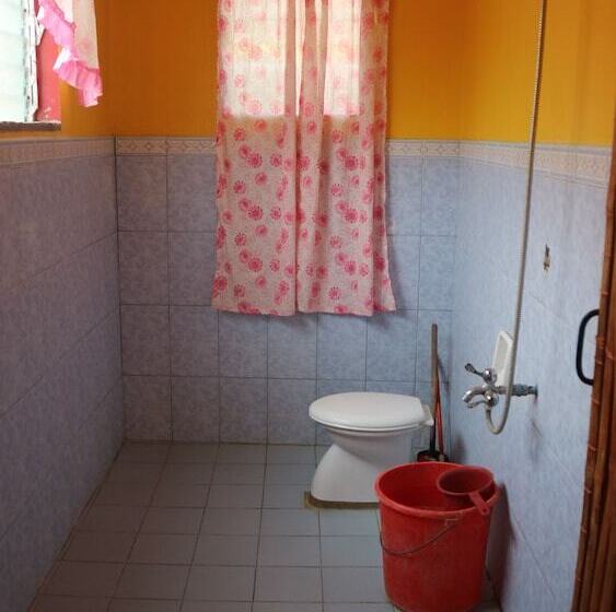 Treasure Isle Guesthouse   Hostel