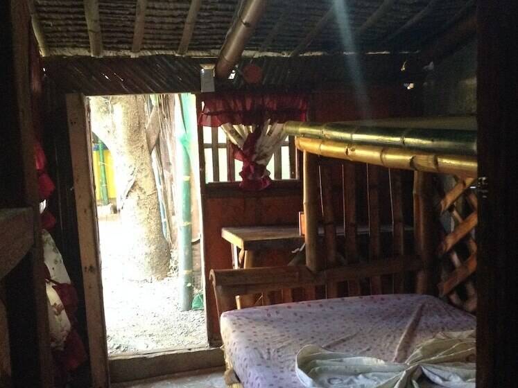 Treasure Isle Guesthouse   Hostel