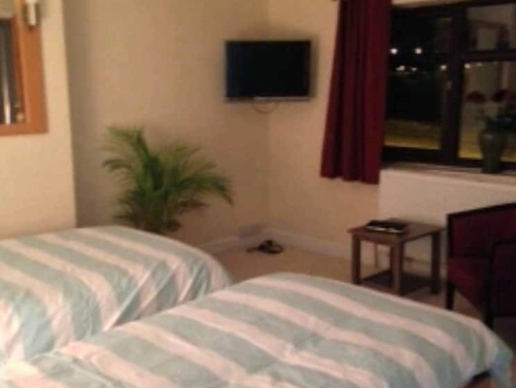 住宿加早餐  Crofton Arms