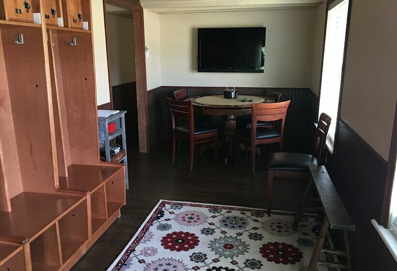 민박 Hodge Podge Lodge