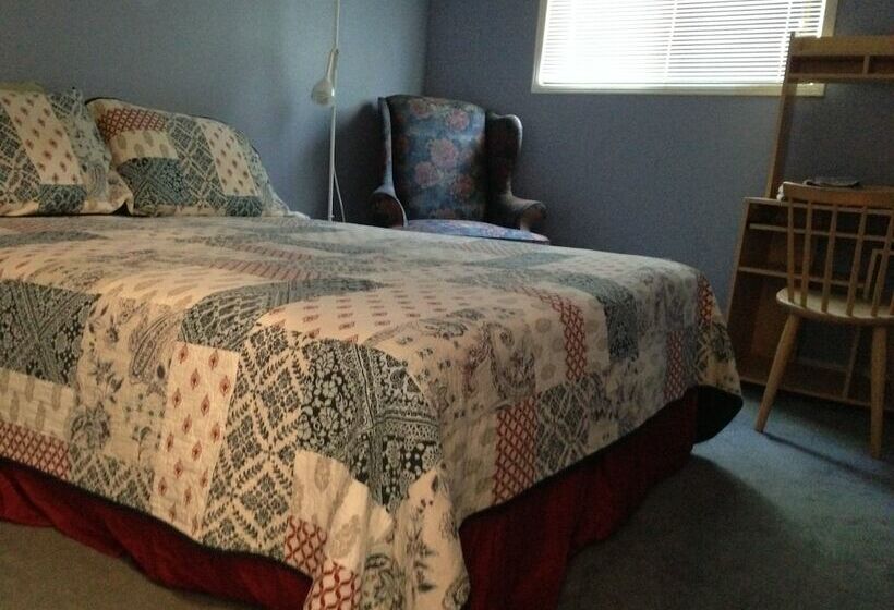 Warbler S Roost Country Inn B&b