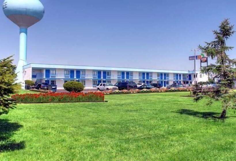 Country Host Motel