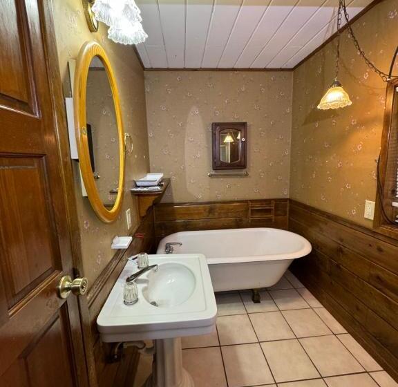 Crest Lodge Historic Mountain Inn