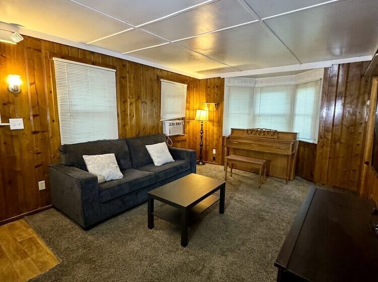 Crest Lodge Historic Mountain Inn