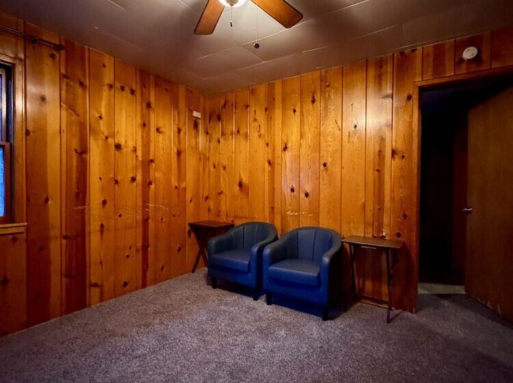 Crest Lodge Historic Mountain Inn