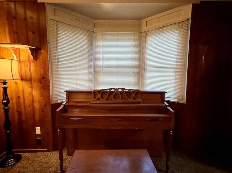 Crest Lodge Historic Mountain Inn