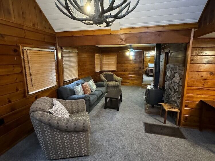 Crest Lodge Historic Mountain Inn