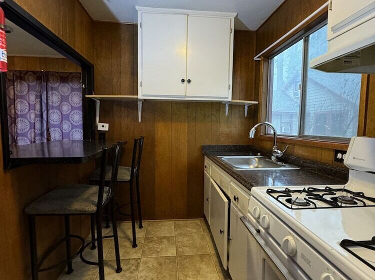 Crest Lodge Historic Mountain Inn