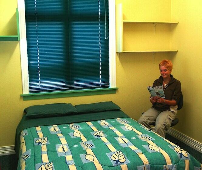 旅馆 Egmont Eco Leisure Park & Backpackers