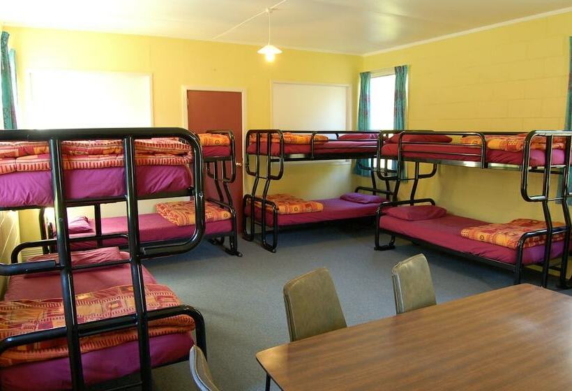 فندق صغير Egmont Eco Leisure Park & Backpackers