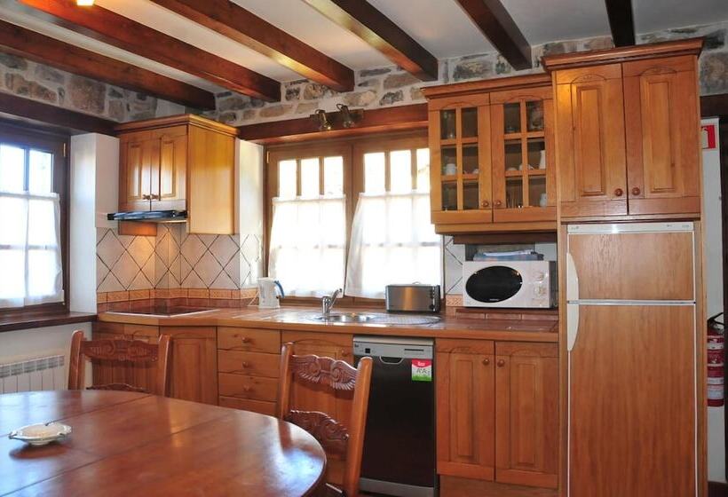 فندق Apartamentos Llugarón