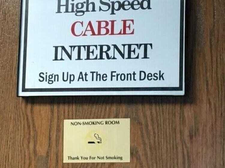 酒店 Clarion Hometown Inn