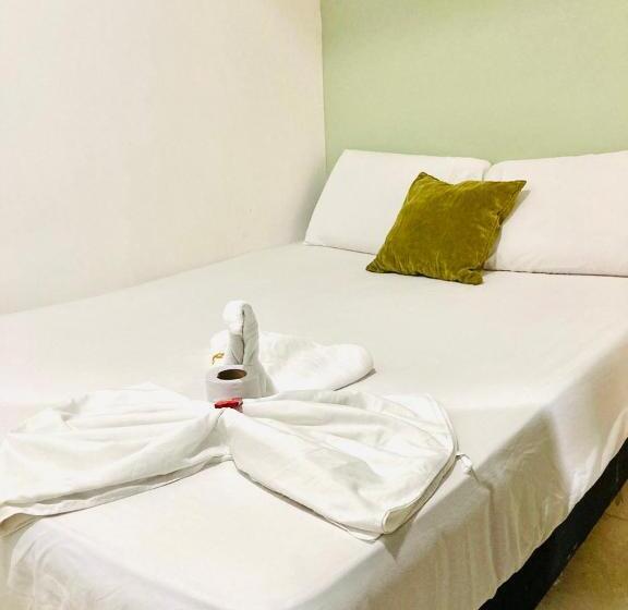 Отель Laurel Plaza 46