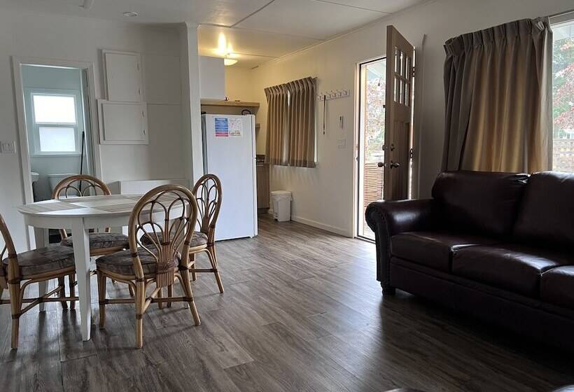 فندق Park Sands Beach Resort