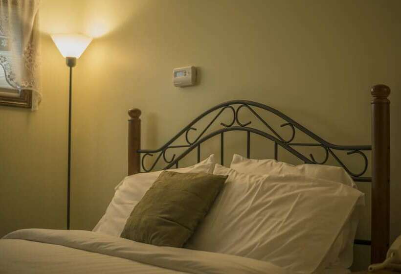 فندق Sugarcreek Village Inn