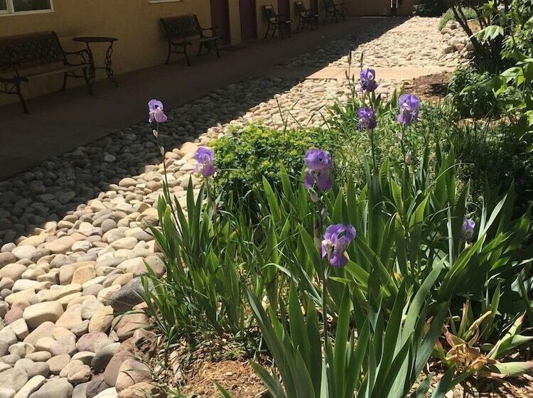 فندق على الطريق Norwood Inn