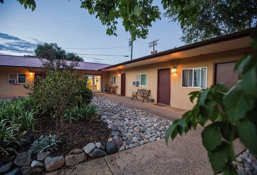 فندق على الطريق Norwood Inn