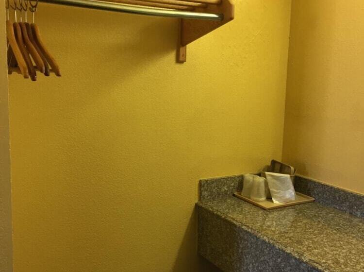 מוטל Royal Inn Pearsall