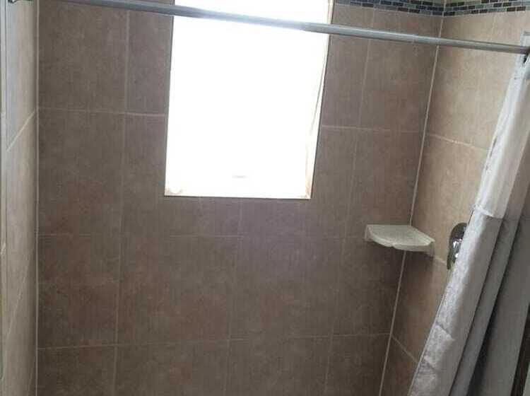 فندق على الطريق The King S Inn