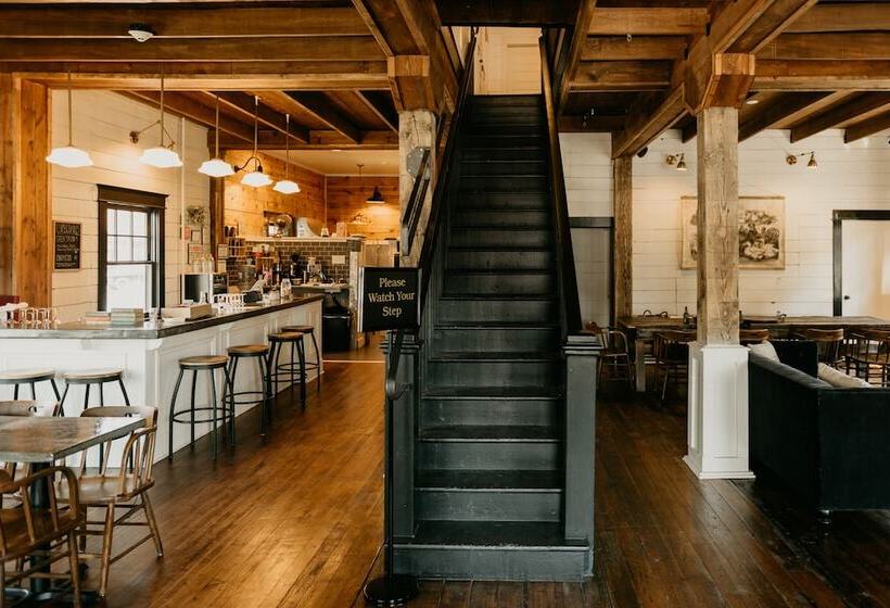 Пансион The Landing Hotel And Dining