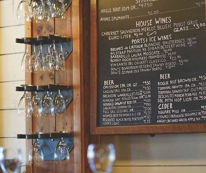 Пансион The Landing Hotel And Dining