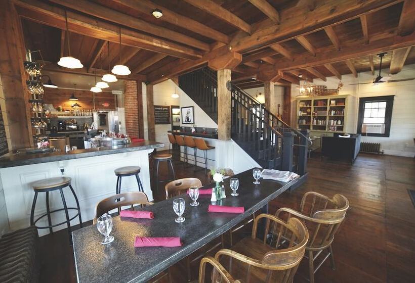 Пансион The Landing Hotel And Dining