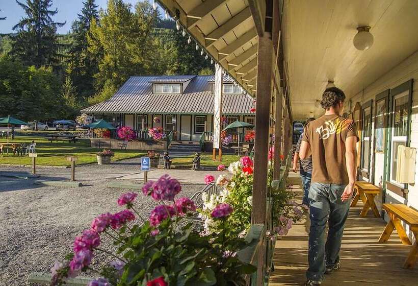 Whittaker S Motel & Historic Bunkhouse