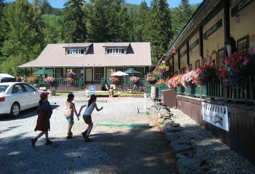 Whittaker S Motel & Historic Bunkhouse