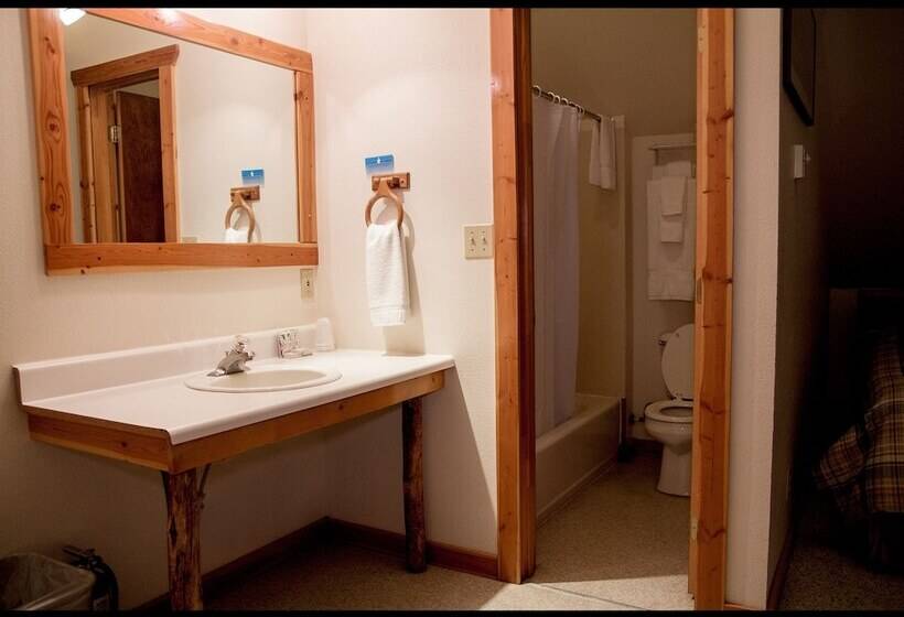 Whittaker S Motel & Historic Bunkhouse