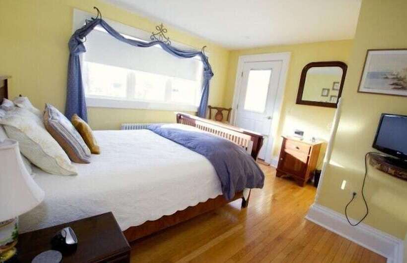 24 East Main Street B&b