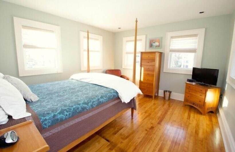 24 East Main Street B&b