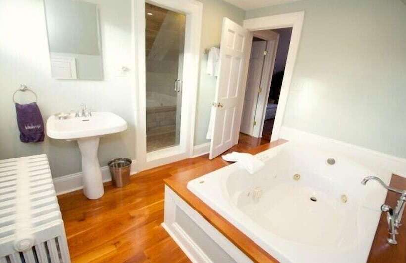 24 East Main Street B&b