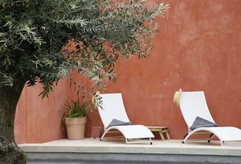 تختخواب و صبحانه La Maison Rouge D Uzes