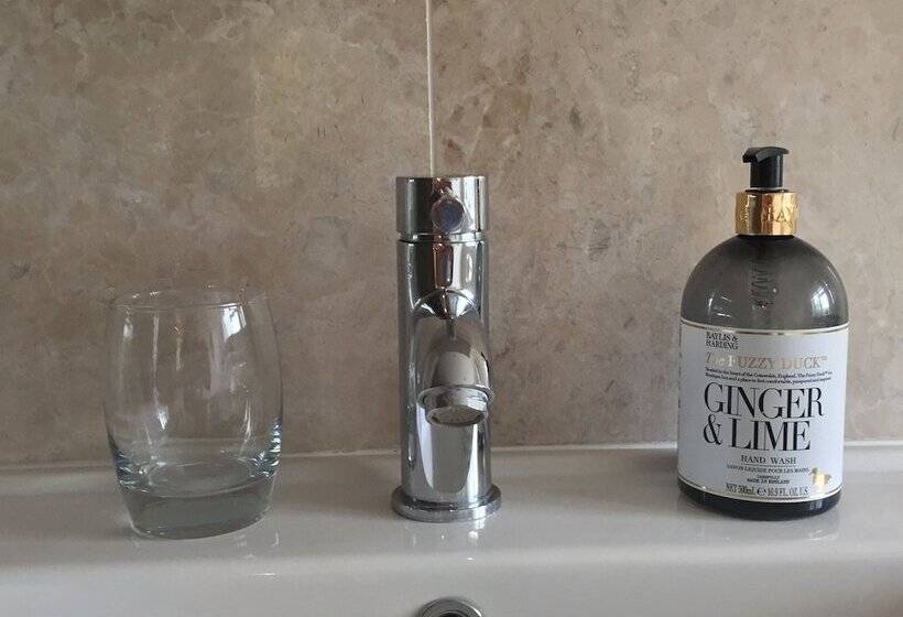 مبيت وإفطار Slades Farm Leisure