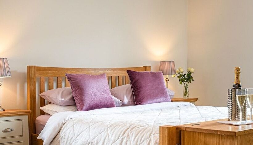 مبيت وإفطار Slades Farm Leisure