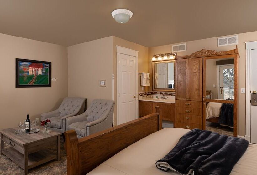 민박 The Oakwood Inn – Adults Only