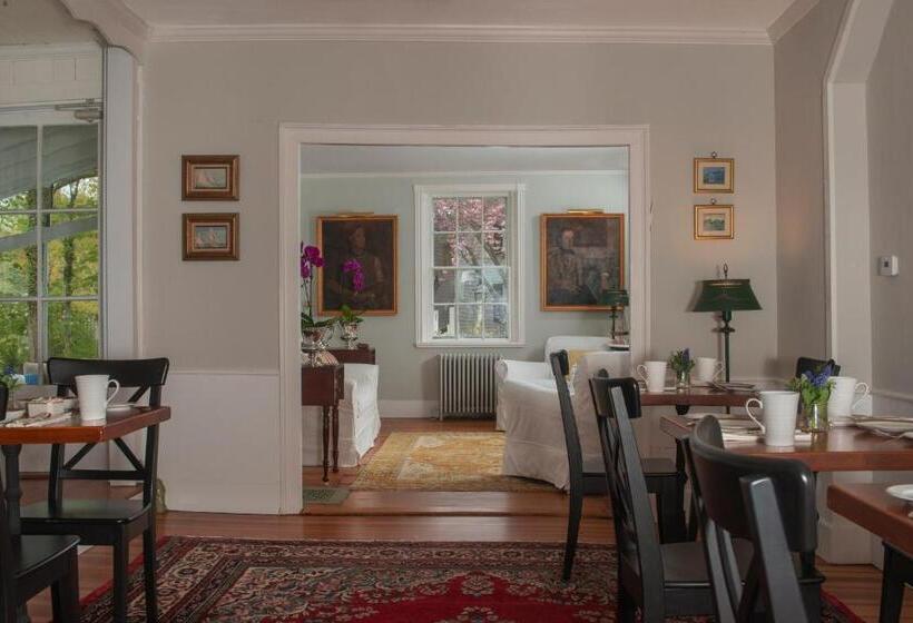 مبيت وإفطار Village Inn