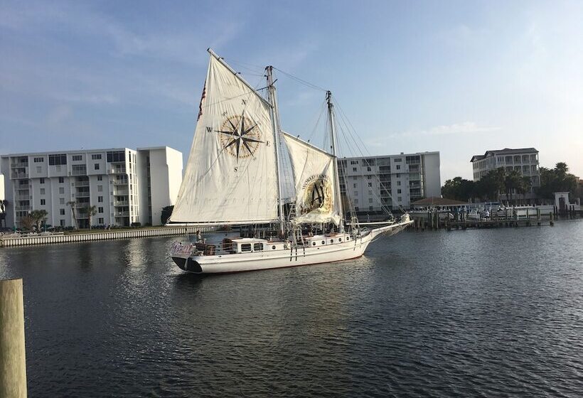 فندق Emerald Coast Houseboat