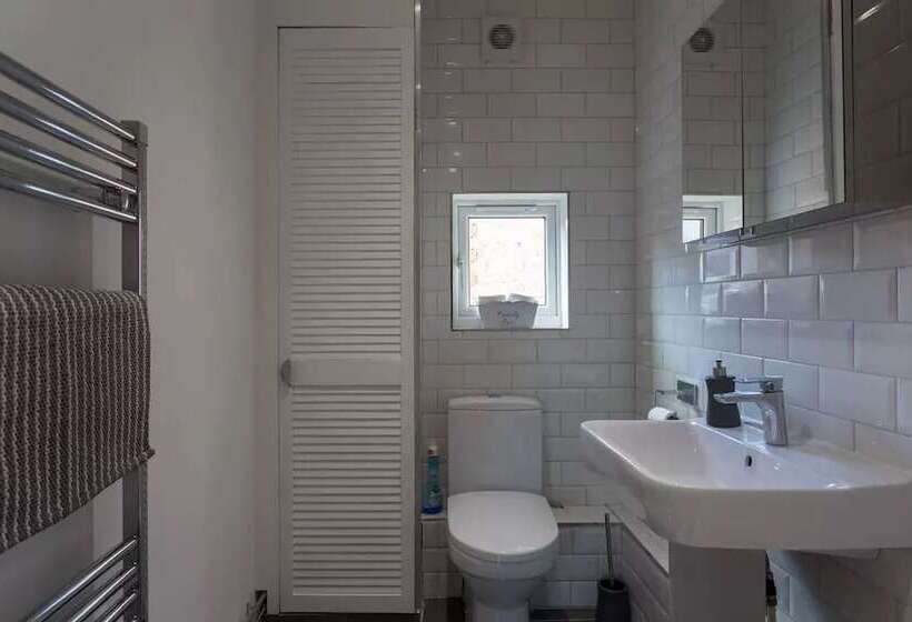 בית מלון כפרי Hastings House Luton   Inhabit Short Stays