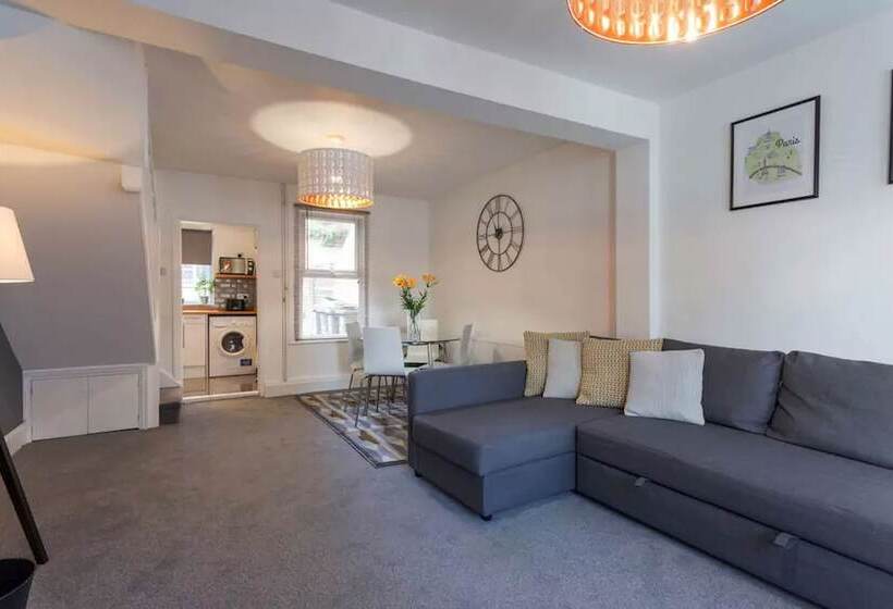 בית מלון כפרי Hastings House Luton   Inhabit Short Stays