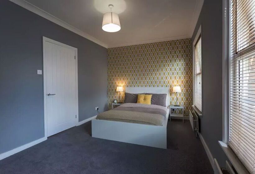 בית מלון כפרי Hastings House Luton   Inhabit Short Stays