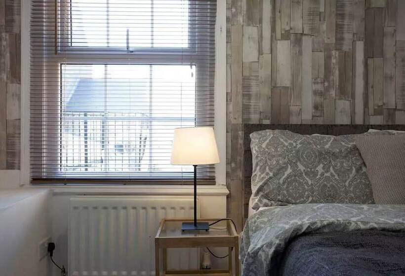 בית מלון כפרי Hastings House Luton   Inhabit Short Stays