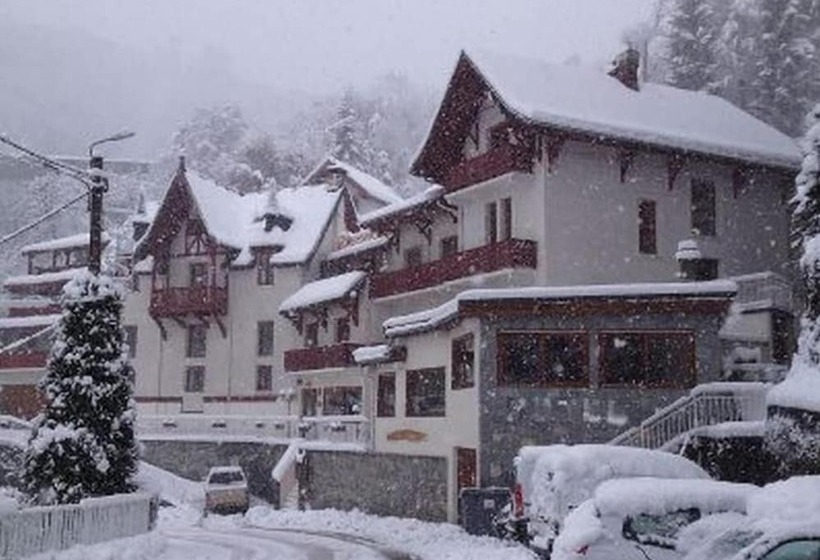 Отель Hôtel Les Chalets
