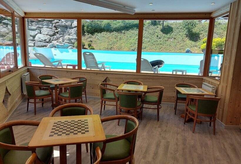 Отель Hôtel Les Chalets