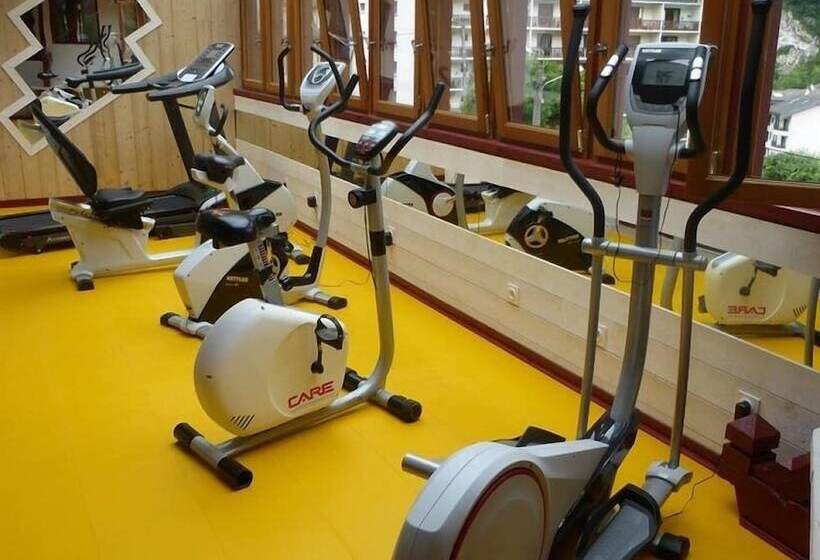 Отель Hôtel Les Chalets