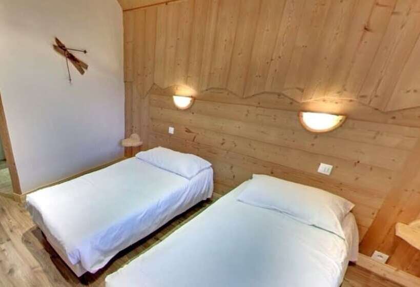 Отель Hôtel Les Chalets